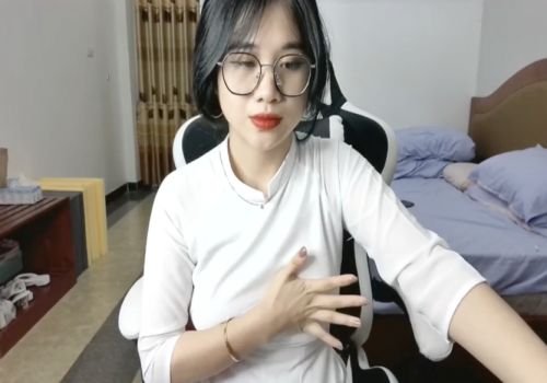 Em Gấu bán thân để kiếm tiền mưu sinh